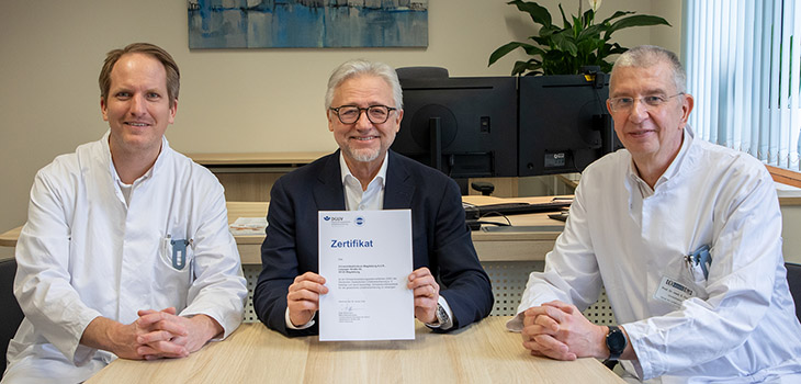 Dr. Jan Philipp Schüttrumpf, Oberarzt der Universitätsklinik für Unfallchirurgie, Prof. Dr. Hans-Jochen Heinze, Ärztlicher Direktor des Universitätsklinikums Magdeburg sowie Prof. Dr. Stefan Piatek, Direktor der Universitätsklinik für Unfallchirurgie.